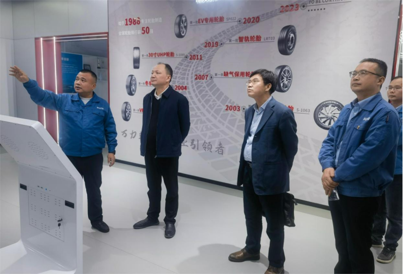 周鴻拜訪萬力輪胎公司黨委書記、總經理曹限東