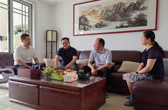 周鴻對(duì)下級(jí)“一把手”開(kāi)展廉潔家訪(fǎng) | 打贏(yíng)黨的建設(shè) “關(guān)鍵戰(zhàn)”