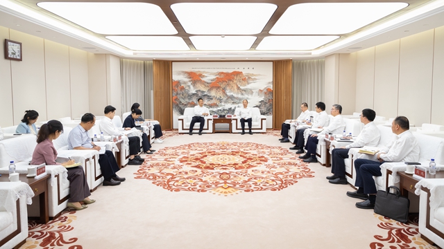 莫鼎革與湖南省委常委、岳陽市委書記謝衛江舉行會談