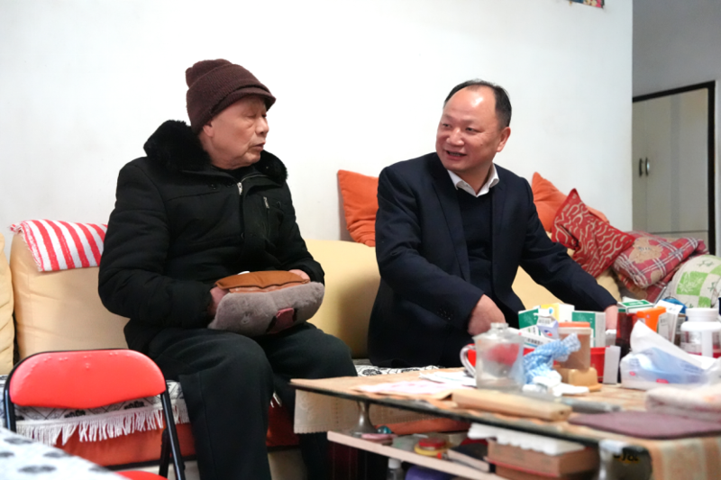 公司黨委走訪慰問困難黨員和困難職工、看望慰問老領(lǐng)導(dǎo)和老同志